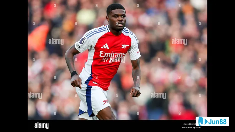 Cầu thủ Arsenal với bóng, chống chọi với cầu thủ West Ham trong trận đấu sôi động Cầu thủ Arsenal với bóng, chống chọi với cầu thủ West Ham trong trận đấu sôi động