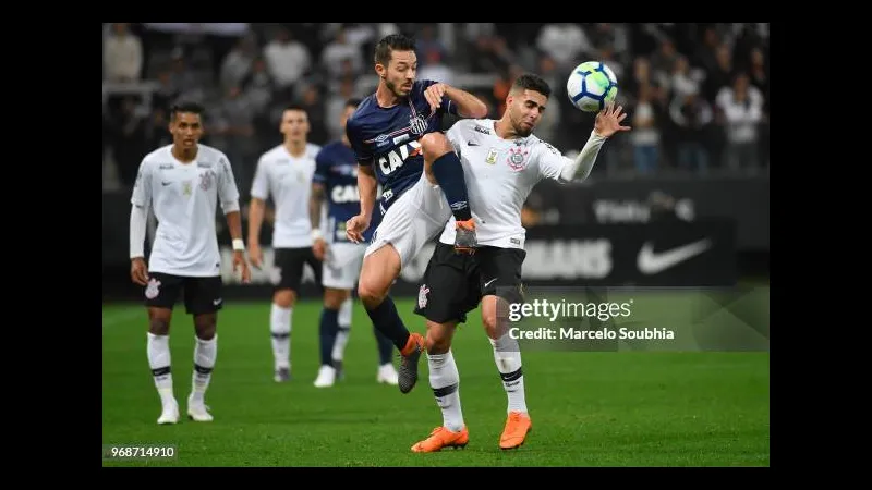 Cầu thủ Santos điều khiển bóng qua hậu vệ Corinthians trong trận đấu Cầu thủ Santos điều khiển bóng qua hậu vệ Corinthians trong trận đấu
