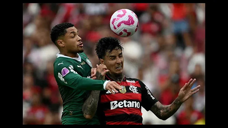 Cầu thủ của Palmeiras tạo ra cơ hội ghi bàn trước Flamengo trong trận đấu quyết định. Cầu thủ của Palmeiras tạo ra cơ hội ghi bàn trước Flamengo trong trận đấu quyết định.