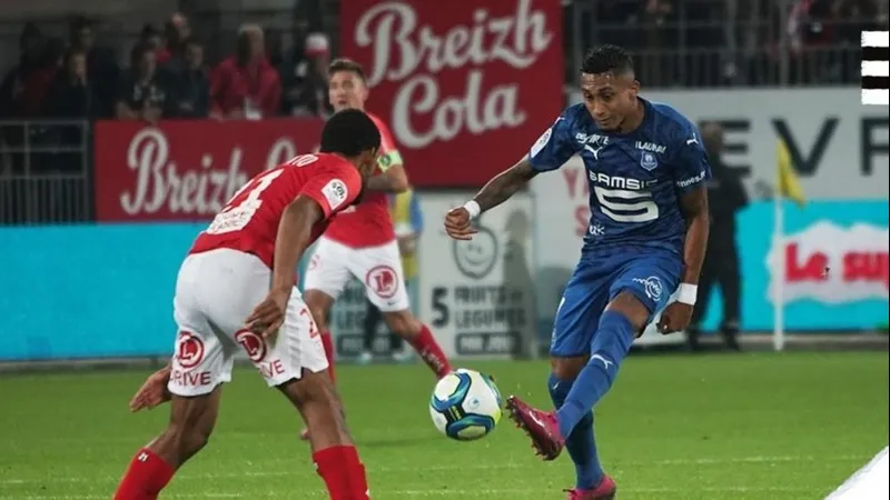 Cầu thủ của Rennes dứt điểm mạnh mẽ trong trận đấu với Brest Cầu thủ của Rennes dứt điểm mạnh mẽ trong trận đấu với Brest