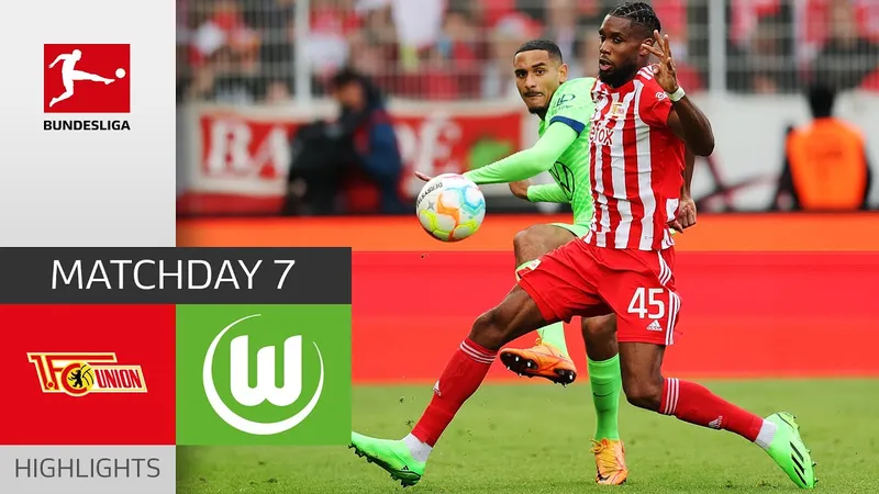 Cầu thủ của Wolfsburg đang tung cú sút mạnh mẽ trước phòng ngự của Union Berlin Cầu thủ của Wolfsburg đang tung cú sút mạnh mẽ trước phòng ngự của Union Berlin