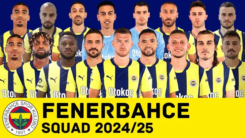 Cầu thủ Fenerbahce dẫn bóng trước sự truy đuổi của cầu thủ FCSB Cầu thủ Fenerbahce dẫn bóng trước sự truy đuổi của cầu thủ FCSB