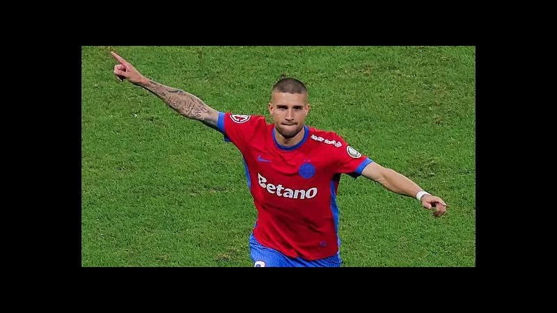 Cầu thủ FCSB và Fenerbahce tranh chấp bóng trên sân cỏ Cầu thủ FCSB và Fenerbahce tranh chấp bóng trên sân cỏ