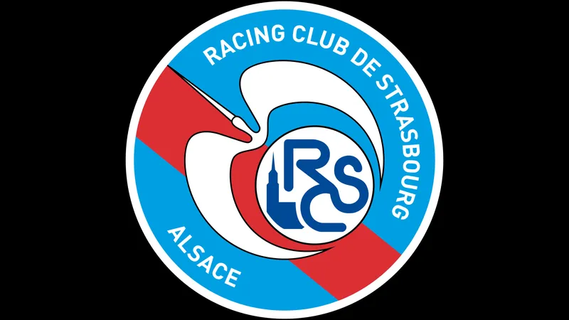 Cầu thủ Strasbourg tấn công mạnh mẽ trước hàng phòng ngự của Nantes Cầu thủ Strasbourg tấn công mạnh mẽ trước hàng phòng ngự của Nantes